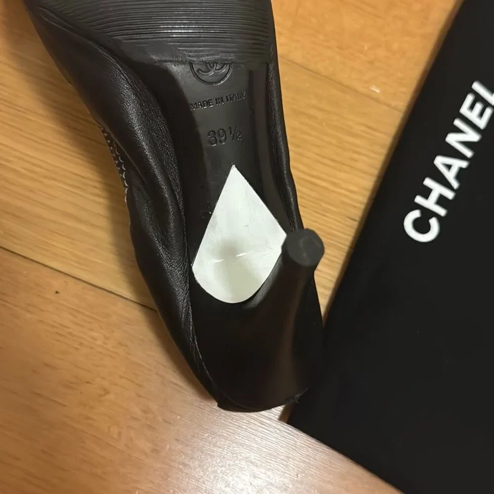 Chanel Vintage Black Leather White CC Logo Elastic Pumps size 39.5